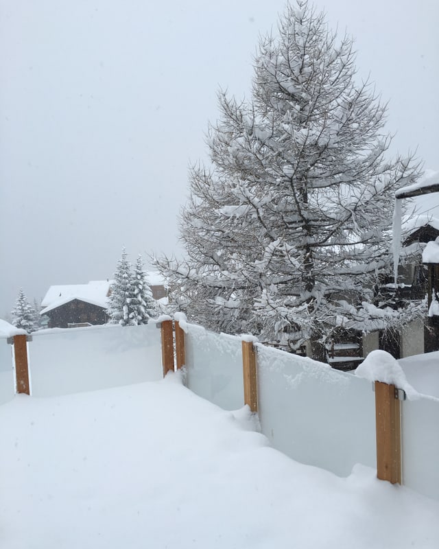 Verschneiter Balkon und Baum