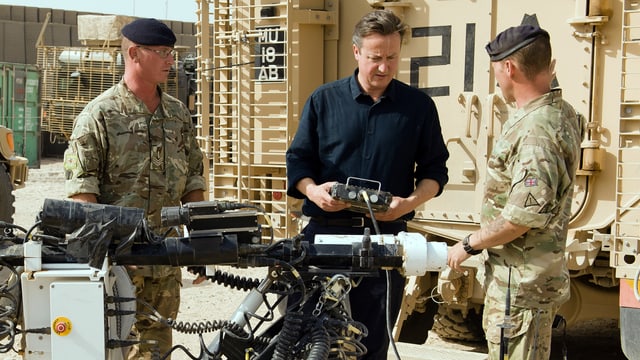 Cameron mit GB-Soldaten. Cameron mit GB-Soldaten.