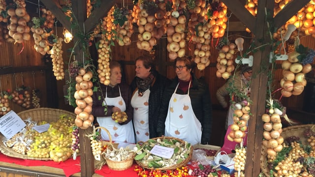 Marktstand mit Zwiebeln Marktstand mit Zwiebeln