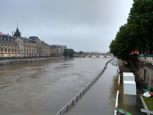 река сена в париже. река сена во франции. речные прогулки по реке сене в париже. наводнение на сене. франция ночь мост.
