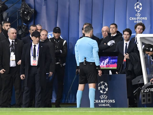 Neymar verfolgt aus nächster Nähe, wie Schiedsrichter Skomina die Video-Bilder konsultiert. Neymar verfolgt aus nächster Nähe, wie Schiedsrichter Skomina die Video-Bilder konsultiert.