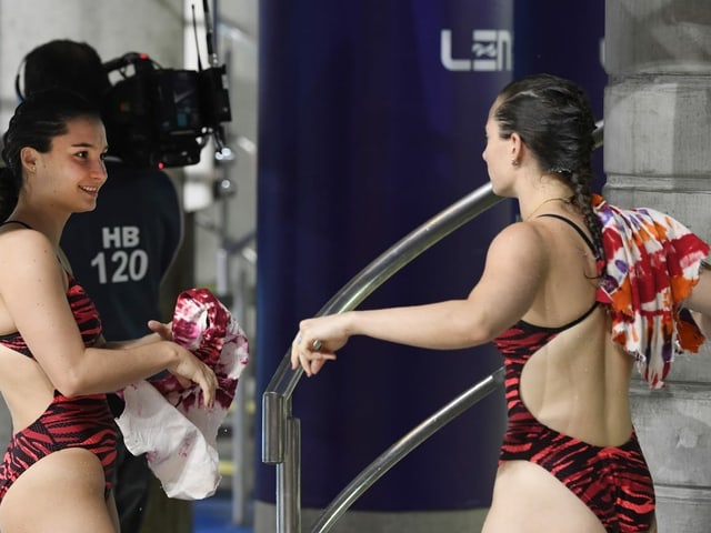 Die Schweizer Synchronspringerinnen Madeline Coquoz (l) und Jessica Favre mit ihren «Tüechli». Die Schweizer Synchronspringerinnen Madeline Coquoz (l) und Jessica Favre mit ihren «Tüechli».