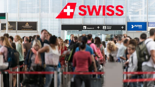 Warteschlange an einem Swiss-Schalter. Warteschlange an einem Swiss-Schalter.