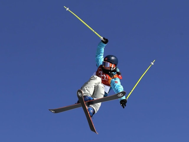 Skifahrerin in der Luft Skifahrerin in der Luft