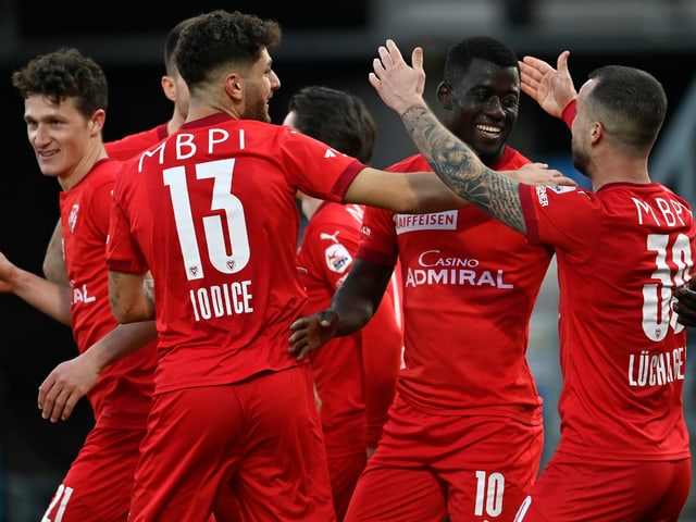 Mohamed Coulibaly jubelt mit seinen Teamkollegen über den 2. Penalty-Treffer. Mohamed Coulibaly jubelt mit seinen Teamkollegen über den 2. Penalty-Treffer.