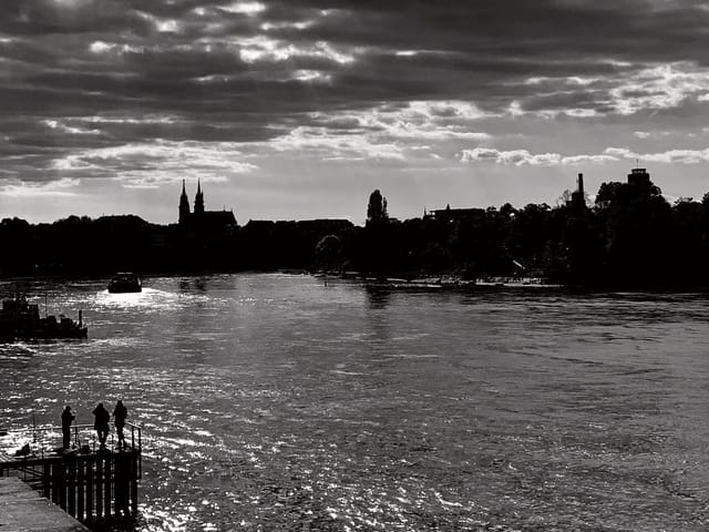 Blick auf den Rhein in Basel mit dem Münster im Hintergrund.