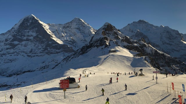 Auf dem Männlichen ist Skifahren möglich trotz Temperaturen um +5 Grad. Auf dem Männlichen ist Skifahren möglich trotz Temperaturen um +5 Grad.