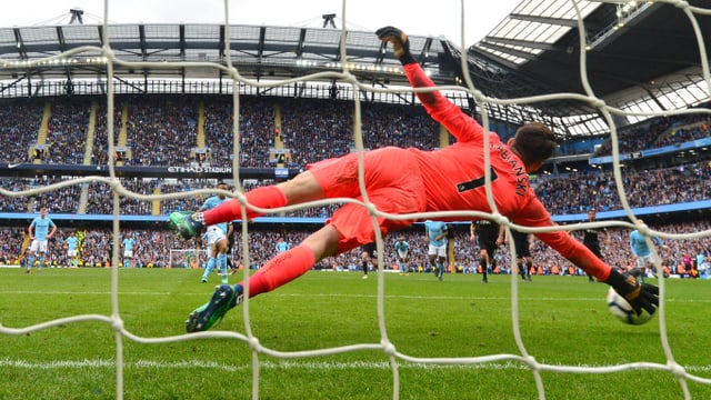 Swansea-Goalie Lukasz Fabianski hält einen Penalty.