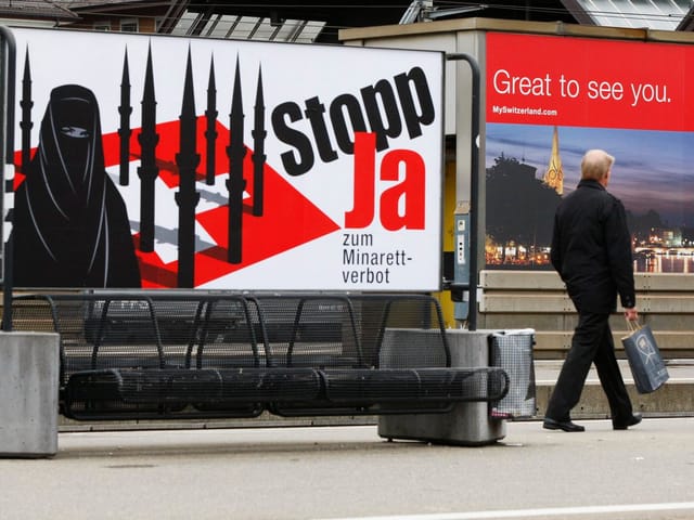 Ja-Plakat an einem Bahnhof.