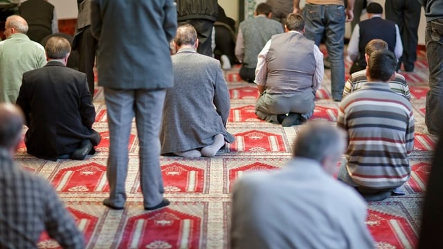 Schweizer Muslime beim Freitagsgebet in Winterthur (Symbolbild). Schweizer Muslime beim Freitagsgebet in Winterthur (Symbolbild).