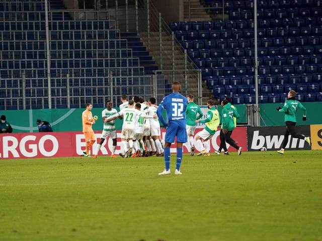 Bei Greuther Fürth brechen nach dem gewonnenen Penaltykrimi gegen Hoffenheim alle Dämme. Bei Greuther Fürth brechen nach dem gewonnenen Penaltykrimi gegen Hoffenheim alle Dämme.