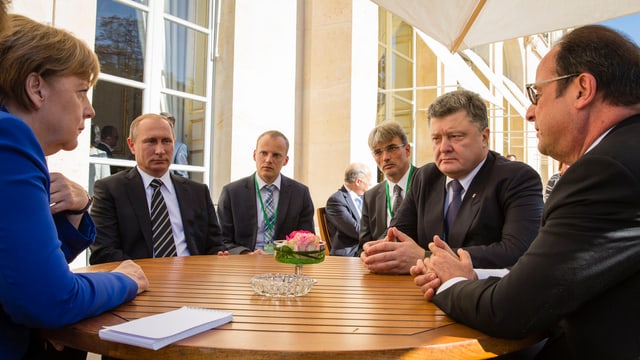 Gespräche an einem runden Tisch zwischen Merkel, Putin, Poroschenko und Hollande. Gespräche an einem runden Tisch zwischen Merkel, Putin, Poroschenko und Hollande.