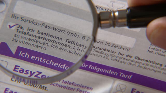 Vertragsdetail von Talkeasy-Vertrag durch eine Lupe betrachtet. Vertragsdetail von Talkeasy-Vertrag durch eine Lupe betrachtet.