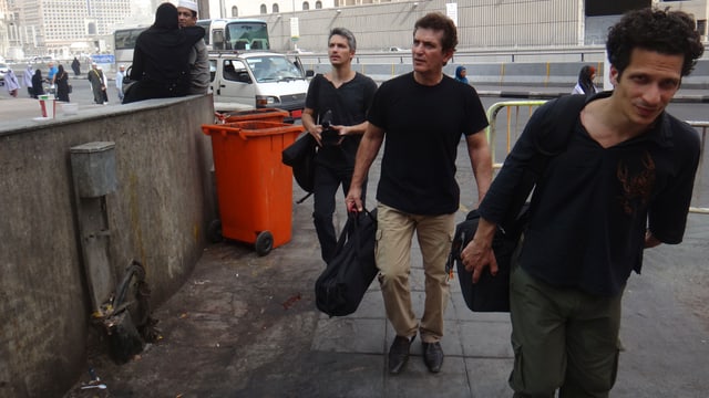 Die "steirogyptischen" Brüder Faris (links) und Karim Rahoma (rechts) mit ihrem Vater Nabil Rahoma (Mitte) schwer bepackt mit Kameraequipment.