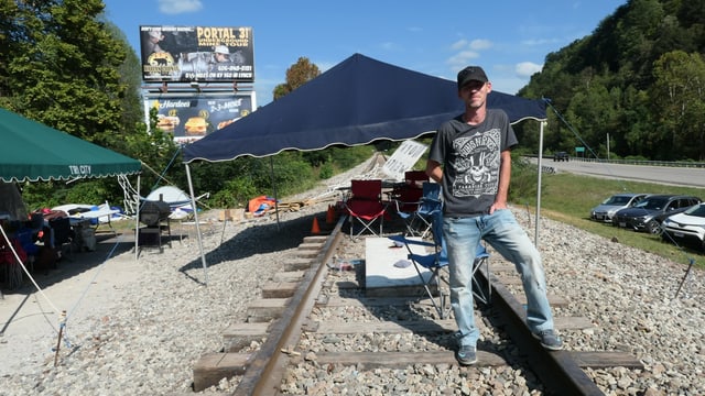 Ein Mann steht auf einem Bahngleis Ein Mann steht auf einem Bahngleis