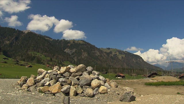Steine, dahinter Wiesen und Berge Steine, dahinter Wiesen und Berge