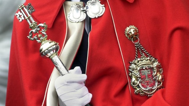 Insignien der Macht und Gerichtsbarkeit: Ein Glarner Weibel trägt die typische rote Robe. Insignien der Macht und Gerichtsbarkeit: Ein Glarner Weibel trägt die typische rote Robe.