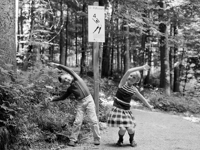 Zwei turnende Kinder Zwei turnende Kinder