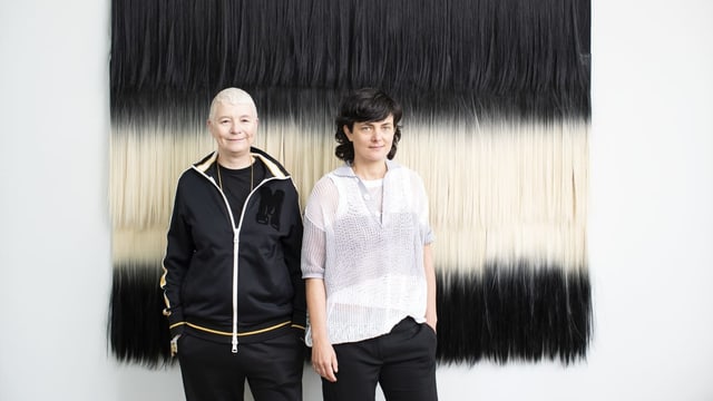 Porträt von Pauline Boudry und Renate Lorenz vor gestreift schwarz-weissem Aushang Porträt von Pauline Boudry und Renate Lorenz vor gestreift schwarz-weissem Aushang