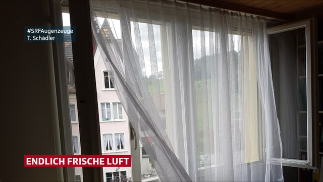 Ein offenes Fenster - die Vorhänge wegen in der frischen Luft. Ein offenes Fenster - die Vorhänge wegen in der frischen Luft.