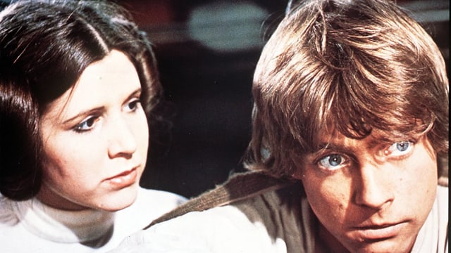 Carrie Fisher als Prinzessin Leia und Mark Hamill in der Rolle des Luke Skywalker. Carrie Fisher als Prinzessin Leia und Mark Hamill in der Rolle des Luke Skywalker.