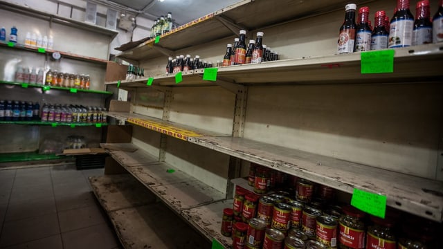 Fast leere Produktregale in einem venezolanischem Supermarkt. Fast leere Produktregale in einem venezolanischem Supermarkt.