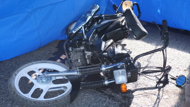 Schwarzes Motorfahrrad liegt am Boden. Schwarzes Motorfahrrad liegt am Boden.