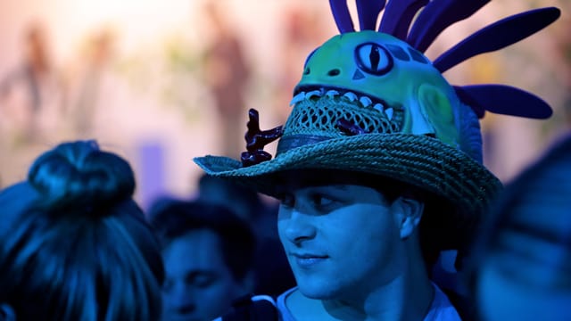 Ein Mann mit Murloc-Hut schaut nachdenklich.
