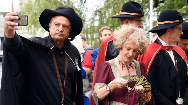 Leutenegger und Mauch tragen alte Gewänder und warten, bis die Hirsebreifahrt los geht. Leutenegger und Mauch tragen alte Gewänder und warten, bis die Hirsebreifahrt los geht.