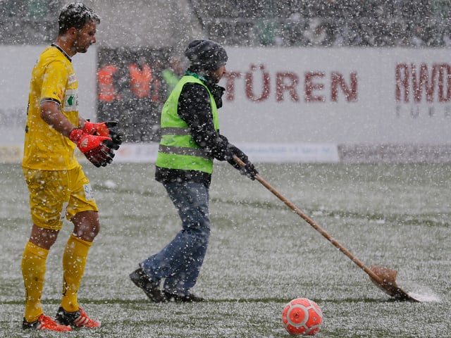 FCSG-Keeper Daniel Lopar im Schneetreiben von St. Gallen FCSG-Keeper Daniel Lopar im Schneetreiben von St. Gallen
