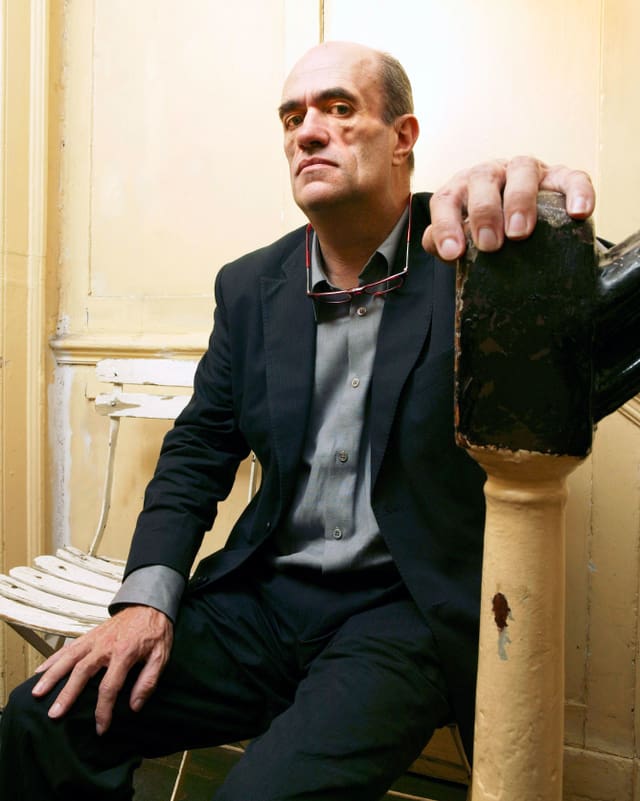 Colm Toibin blickt direkt in die Kamera. Colm Toibin blickt direkt in die Kamera.