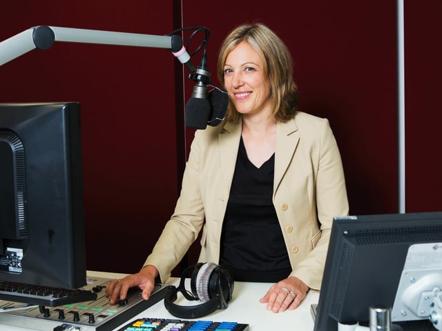 Forumsleiterin Yvonne Hafner im Radiostudio. Forumsleiterin Yvonne Hafner im Radiostudio.