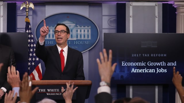 US-Finanzminister Steven Mnuchin hebt an der Pressekonferenz den Finger, Journalisten die Hand US-Finanzminister Steven Mnuchin hebt an der Pressekonferenz den Finger, Journalisten die Hand
