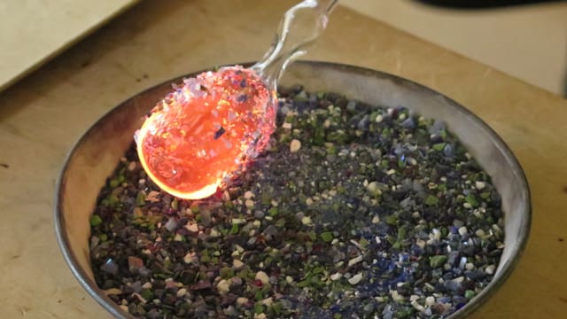 Heisses Glas wird in Glassplitter getaucht Heisses Glas wird in Glassplitter getaucht