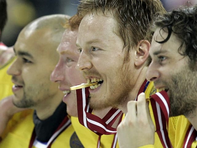 Schwedens Andreas Karlsson beisst in die Goldmedaille. Schwedens Andreas Karlsson beisst in die Goldmedaille.
