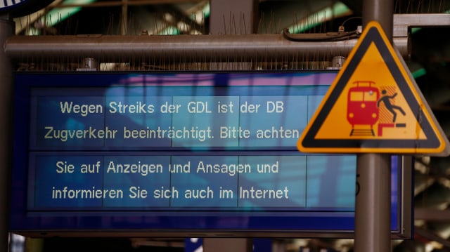 Hinweistafel mit Informationen für Zugreisende. Hinweistafel mit Informationen für Zugreisende.
