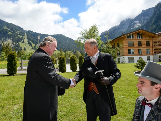 Werner Biermeier und Adolf Ogi schütteln Hände