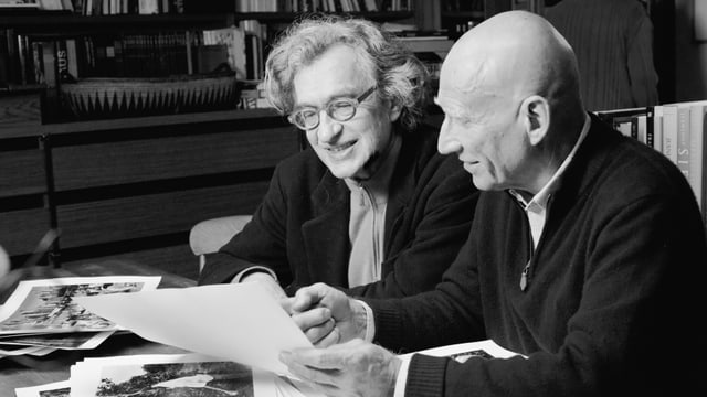 Regisseur Wim Wenders spricht mit Fotograf Sebastião Salgado sitzend über seine Bilder. Regisseur Wim Wenders spricht mit Fotograf Sebastião Salgado sitzend über seine Bilder.