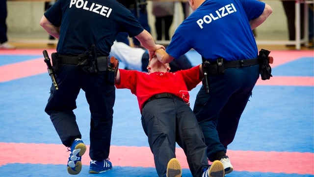 Übung in der Polizeischule Hitzkirch Übung in der Polizeischule Hitzkirch