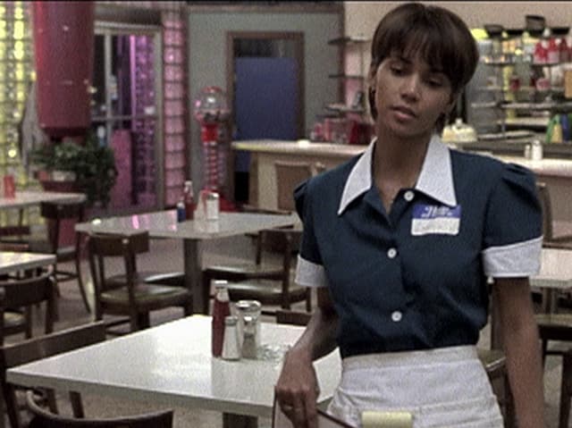 Halle Berry als Kellnerin in einem amerikanischen Restaurant Halle Berry als Kellnerin in einem amerikanischen Restaurant