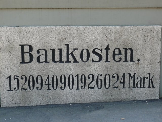 Ein Schild an der Scheffelbrücke zeigt die Kosten eineinhalb Billiarden Mark – während der Turbo-Inflation in Deutschland im Jahr 1923.rücke der Welt bezeichnet.