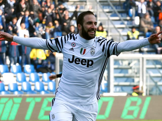 Gonzalo Higuain jubelt mit ausgebreiteten Armen.