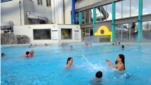 Kinder im Wasser am Spielen Kinder im Wasser am Spielen