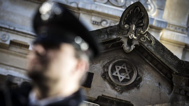 Ein italienischer Polizist auf Streife im jüdischen Viertel. Ein italienischer Polizist auf Streife im jüdischen Viertel.