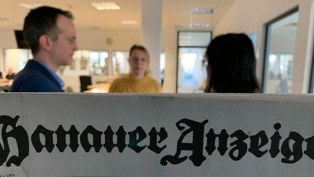 Hanauer Anzeiger, davor drei Mitarbeitende Hanauer Anzeiger, davor drei Mitarbeitende