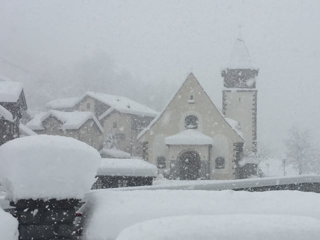 Sehr viel Schnee auf einer Mauer.