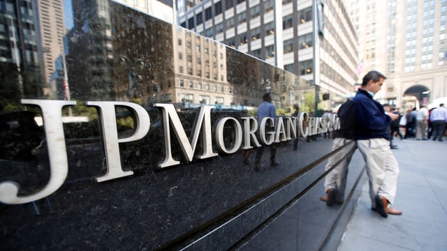 Der Schriftzug der JPMorgan Chase in Manhattan. Der Schriftzug der JPMorgan Chase in Manhattan.