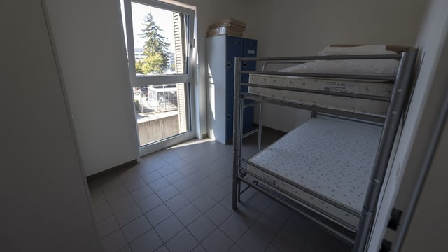Zimmer mit Stockbett und Kasten. Zimmer mit Stockbett und Kasten.