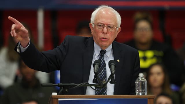 Sanders an einem Rednerpult. Sanders an einem Rednerpult.