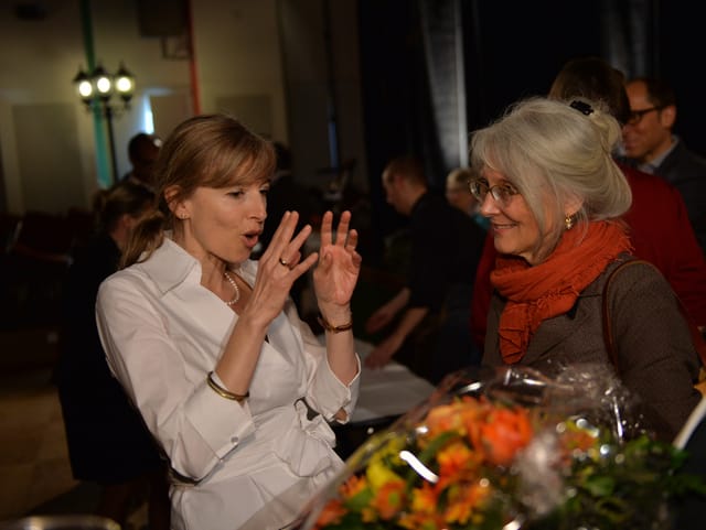 Anita Richner im Gespräch mit Gästen.